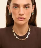 Conjunto de collar dorado con dije de hojas y aros con piedra sintética color verde agua.