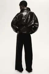 Pantalón de tiro alto confeccionado en velour suave, con cintura elástica y piernas rectas con pinzas.