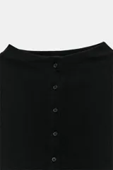 Camiseta de algodón negro de corte slim fit, con cuello subido, manga larga y cierre frontal de botones pequeños.