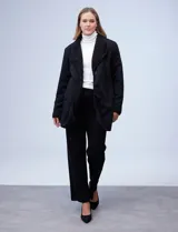 Cárdigan largo reversible color blanco. Un lado es de sherpa y el otro capitoneado. Tiene bolsillos delanteros.