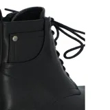 Bota de caña media color negro, acordonada, con suela track y plataforma.