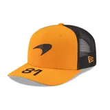 Gorra New Era 9Seventy color naranja con paneles traseros de malla negra. Presenta el logo de McLaren en el frente y el número 81 de Oscar Piastri bordado en la visera.