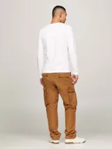 Remera blanca de manga larga Tommy Hilfiger, corte extra slim, cuello redondo y logo bordado en el pecho.