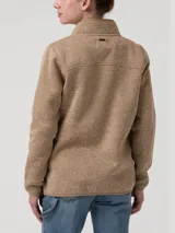 Campera polar de mujer con cierre frontal completo, cuello alto, bolsillo vertical en el pecho y bolsillos laterales, todos con cierre. Confeccionada en tejido técnico de fibras recicladas con acabado jaspeado.