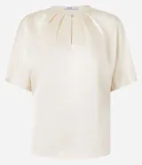 Blusa celeste de tejido satinado con cuello redondo, pliegues en el cuello y manga corta.