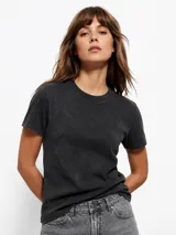 Remera de manga corta y cuello redondo en tejido acanalado de color gris oscuro con efecto gastado.
