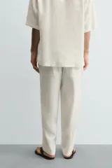 Pantalón relaxed fit de lino color negro, con cintura elástica ajustable con cordón y bolsillos frontales.