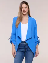 Chaqueta liviana azul de silueta fluida y diseño abierto, con solapa caída, mangas tres cuartos con presilla y argolla metálica, y ruedo irregular.