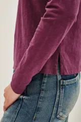 Remera de manga larga color marrón oscuro, con cuello redondo y corte holgado.