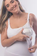 Soutien maternal sin aro, color blanco, diseñado con doble clip en los breteles para facilitar la lactancia y el uso de extractor. Presenta un escote alto, breteles elásticos regulables y cierre de broches en la espalda.