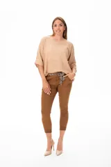 Blusa color beige de algodón, con escote redondo y mangas 3/4.