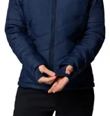 Campera acolchada de mujer color azul marino, con capucha forrada en polar, cierre frontal completo, bolsillos laterales con cierre y puños con orificio para el pulgar.