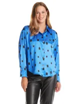 Camisa de satén de corte holgado con cuello camisero y cierre frontal de botones metálicos. Presenta un estampado de cuadrados negros sobre fondo azul vibrante, mangas largas con puños abotonados y un acabado brillante característico del satén.
