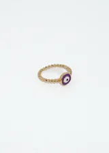 Anillo dorado con diseño de esferas y dije de ojo turco violeta, blanco y negro.