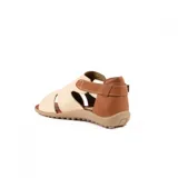 Sandalia baja combinada de cuero en color celeste con detalles en marrón tostado, tira con hebilla lateral ajustable y suela texturizada.