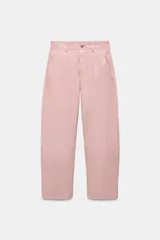Pantalón de tiro medio de ZARA Woman Collection, confeccionado 100% en piel de color rosado. Cuenta con cintura con trabillas, bolsillos laterales, pespuntes marcados a tono y cierre frontal con cremallera y botón oculto.