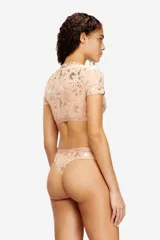 Top cropped gris oscuro de manga corta con estampado laminado integral de efecto desgastado y banda elástica inferior con el logotipo de la marca.