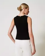 Top negro de punto en mezcla de viscosa elástica con elaboraciones, construcción de efecto chaleco con botonadura falsa en la parte delantera y tirantes anchos, de corte ceñido.