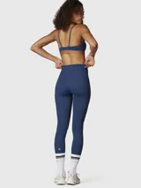 Calza deportiva de largo tobillero color azul, con pretina de tiro alto y bolsillo lateral. Confeccionada en tejido suave con tecnología de Aloe Vera.