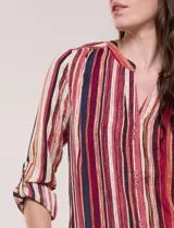 Blusa Zac & Rachel de gasa estampada con rayas verticales en tonos rojos, bordo y azul marino. Cuenta con cuello a la base, escote en V con tapeta de botones y mangas largas regulables.