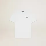 Remera blanca de algodón con cuello redondo y manga corta. Presenta un pequeño logo estampado en negro en el pecho izquierdo con el texto "STAR GOLDEN GOOSE".