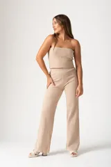 Musculosa corta color beige, de tejido acanalado.