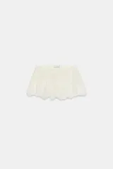 Shorts de tiro medio de encaje blanco con lentejuelas a tono y cintura elástica.