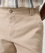 Bermuda masculina de sarga color beige con corte recto, bolsillos funcionales y trabillas para cinturón.