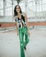 Pantalón de cuero metalizado en color celeste brillante, de corte recto con aberturas en los tobillos y tiro medio.