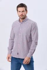 Camisa de corte clásico con estampado de cuadros en tonos rosa, azul y blanco, manga larga con puños abotonados y cuello con botones.