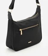 Cartera grande Satinato de color negro, confeccionada en poliéster con detalles en policloruro de vinilo. Posee un diseño moderno con cierre superior, bolsillo frontal con cierre visible y herrajes metálicos dorados, incluyendo una correa ajustable con hebillas y una placa con el logo de la marca.