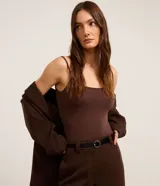 Musculosa básica Cortelle en color beige, con escote redondo y tirantes finos, confeccionada en poliamida con elastano.
