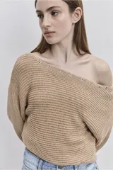 Sweater de punto color tostado, de calce relajado, con escote asimétrico decorado con ojalillos metálicos y mangas largas.