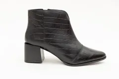 Botín de cuero negro con textura croco, punta fina y taco cuadrado de 6 cm.