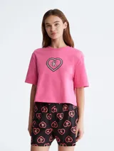 Remera de pijama Calvin Klein de manga corta y cuello redondo, color rosado, con diseño estampado del monograma CK dentro de un corazón en el pecho.