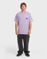 Remera Billabong de manga corta color lila, con gran estampado gráfico en la espalda que muestra una ola dentro de un marco de alambre de púa con flores y el logo de la marca.