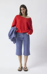 Sweater de punto fino color rojo, con cuello barco amplio y mangas largas de corte holgado.