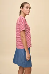 Remera de manga corta con diseño a rayas horizontales en azul marino y blanco, cuello redondo y mangas ranglán.