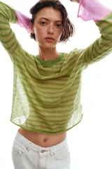 Jersey de punto fino con cuello redondo y manga larga, diseño a rayas horizontales en tonos verdes con puños en contraste de color rosado.