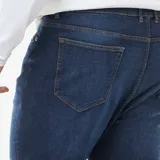 Pantalón de jean corte recto con diseño clásico de cinco bolsillos, cierre frontal con botón y cremallera.