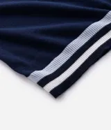 Remera polo azul marino de media malla con cuello y bajo a rayas blancas. Tiene cuello abotonado y mangas cortas.
