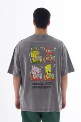 Remera gris con efecto acid wash, corte oversize y estampa en la espalda con personajes de dibujos animados (Bob Esponja, Itchy, Peppa Pig y Bart Simpson) con fajos de billetes.