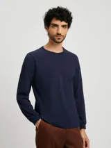 Camiseta azul de manga larga, cuello redondo y corte clásico.
