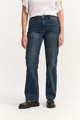 Jean straight de tiro alto y piernas rectas, con efecto lavado y acabado vintage.