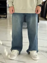 Pantalón de jean de corte super baggy, tiro medio y diseño holgado en color azul con efecto lavado.