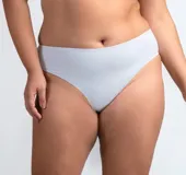 Bombacha color piel de lycra, de corte clásico.