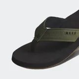 Sandalias Reef Layback color verde militar con base negra y logo de la marca en la tira.