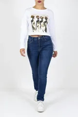 Pantalón de jean azul oscuro de corte chupín, con tiro medio y cierre frontal con botón y cremallera.