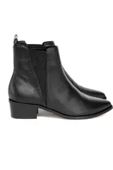 Bota tipo chelsea de cuero vacuno con textura floater, paneles elásticos laterales, puntera almendrada y taco bajo cuadrado.