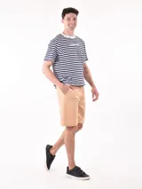 Bermuda color beige con cintura elástica y cordón ajustable, bolsillos laterales y corte por encima de la rodilla.